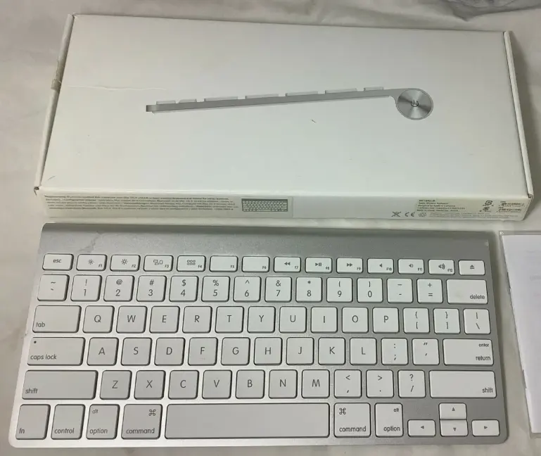 Apple MC184T/B tastiera Bluetooth QWERTY Bianco