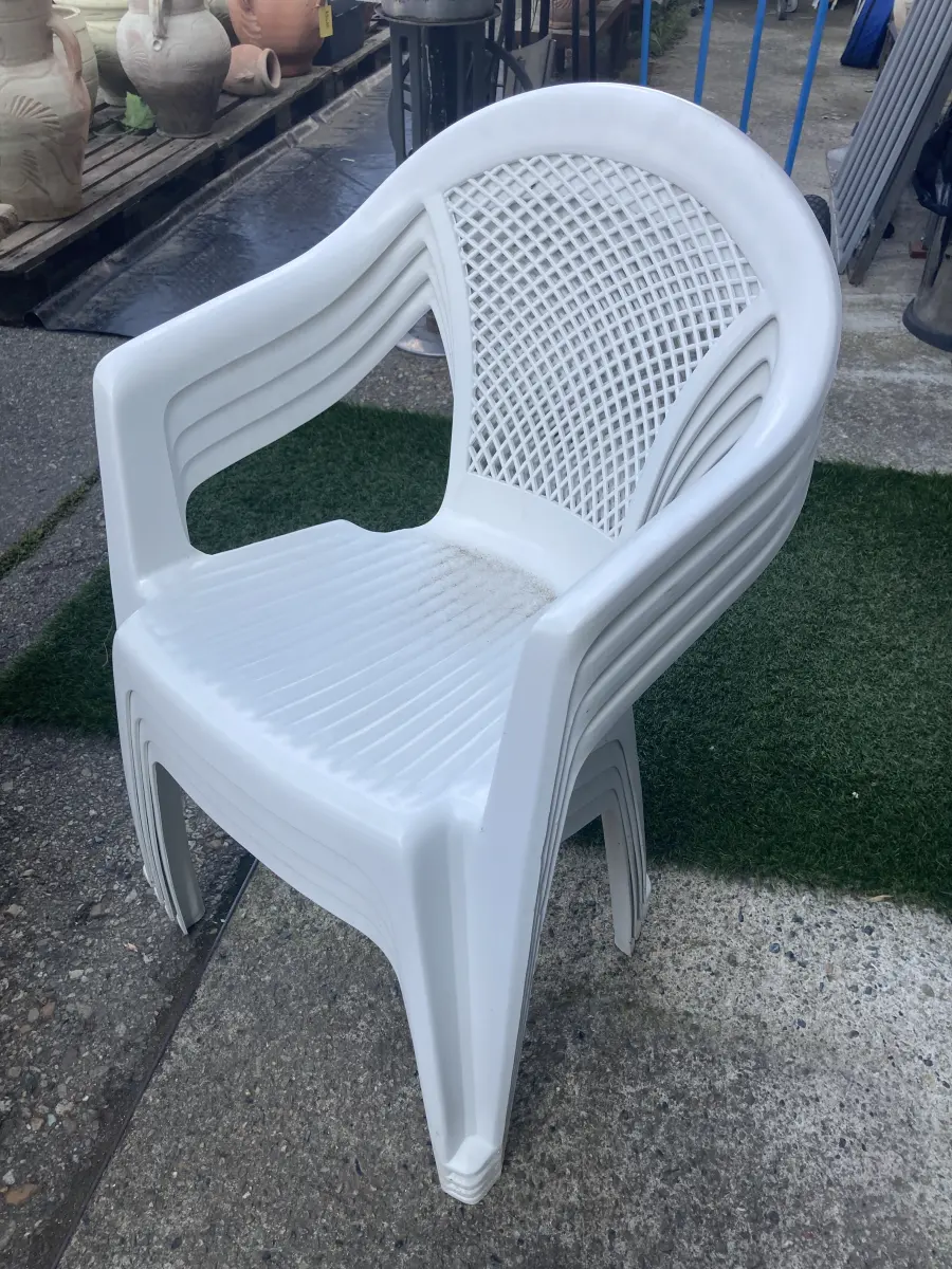 1 sedia bianca da giardino disp 4 pz  cad.8,30