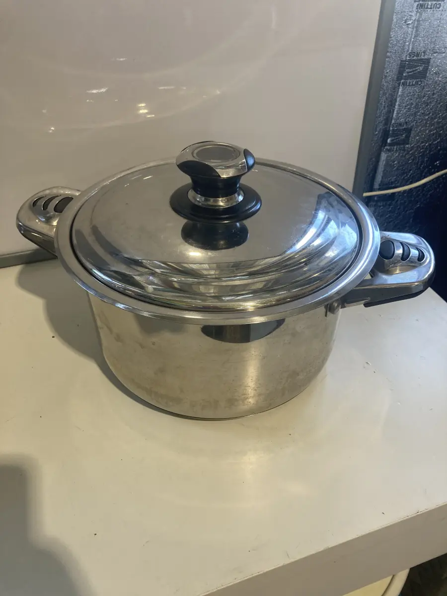 PENTOLA CON COPERCHIO (SCONTATO)
