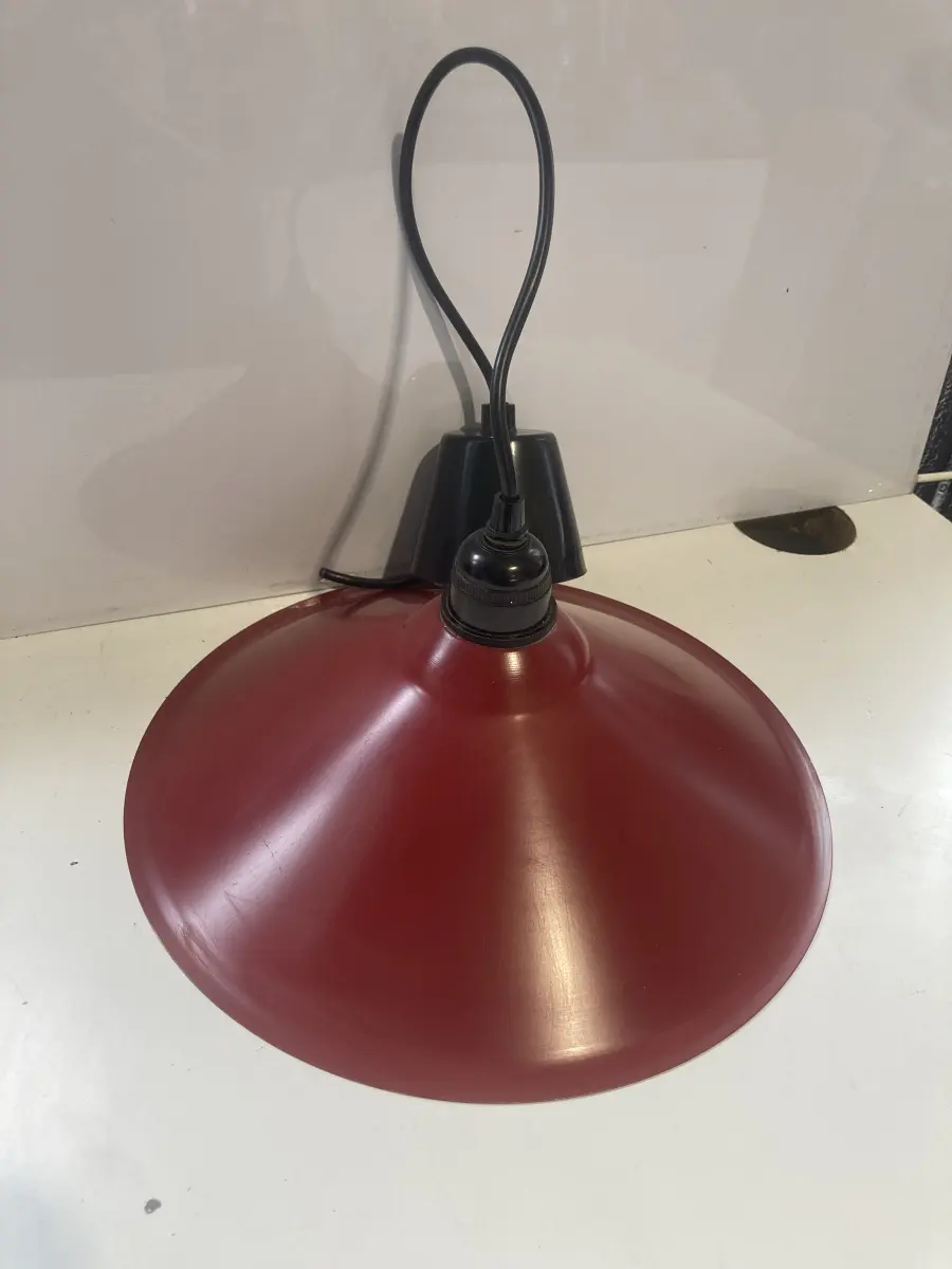 lampadario a campana rosso in ferro