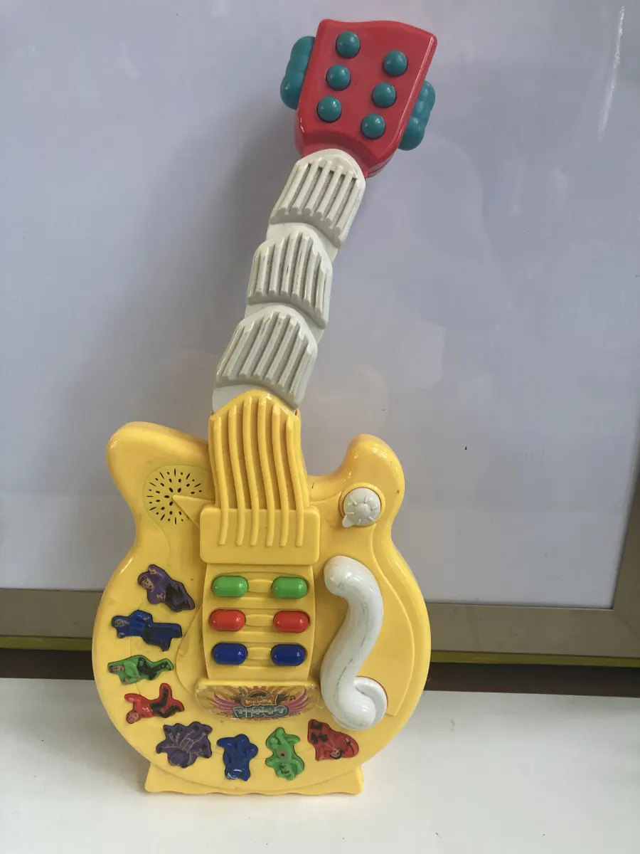 giocattolo chitarra