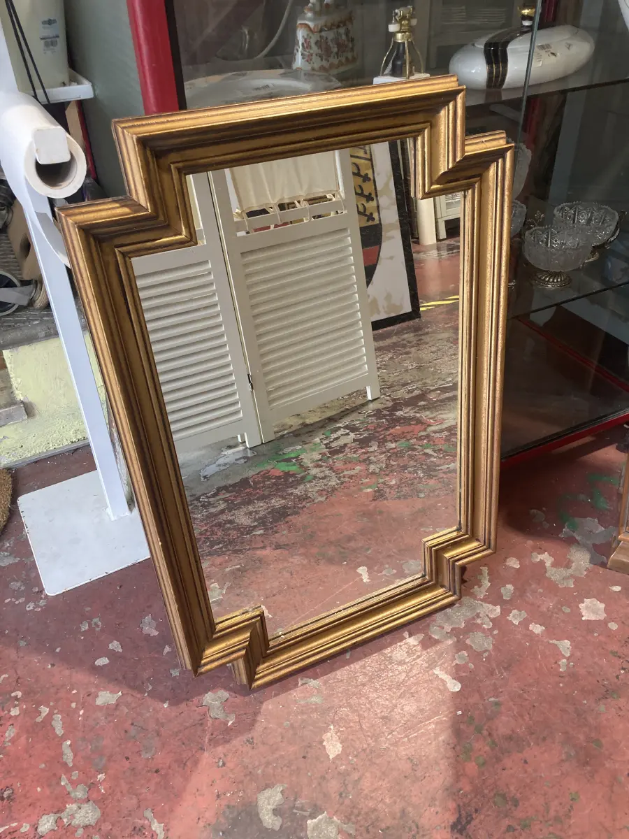 specchio con cornice dorata