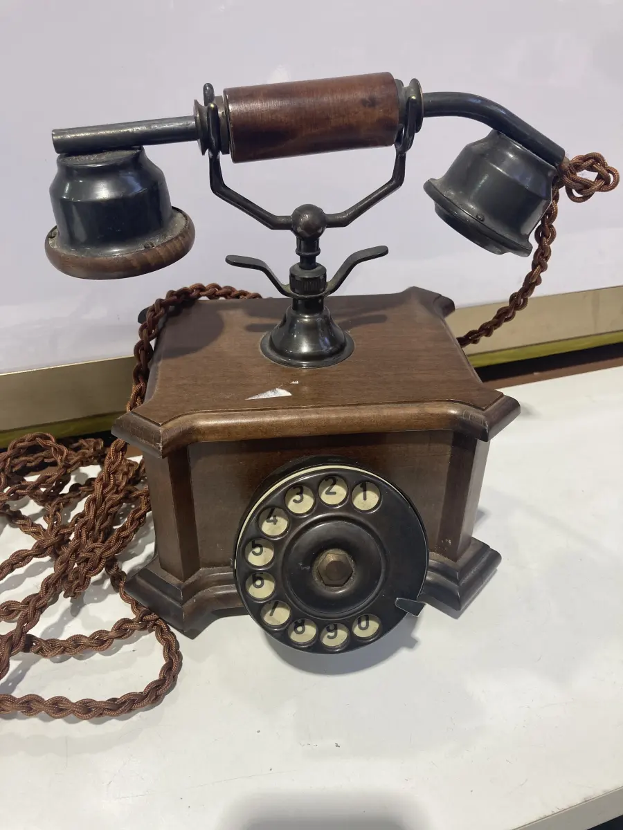 telefono vintage in legno