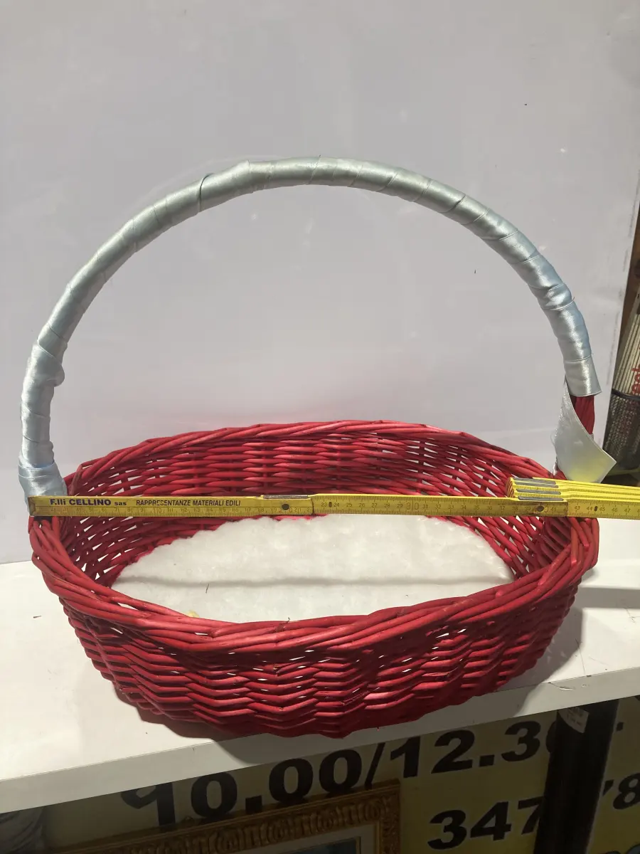 cestino in vimini rosso con manico