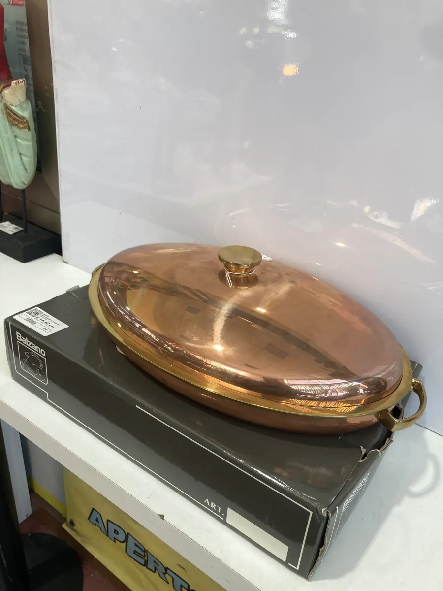 pentola ovale in rame con coperchio