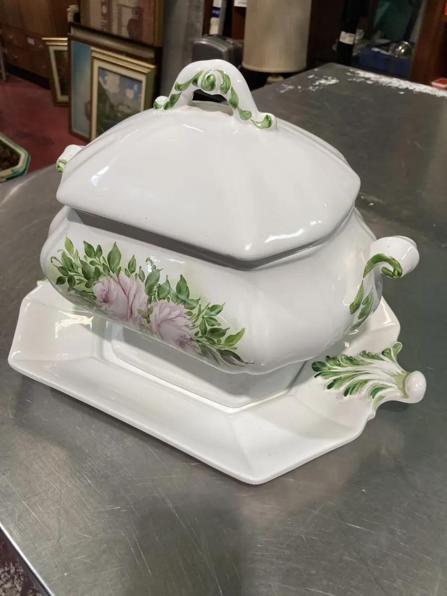 zuppiera con piatto