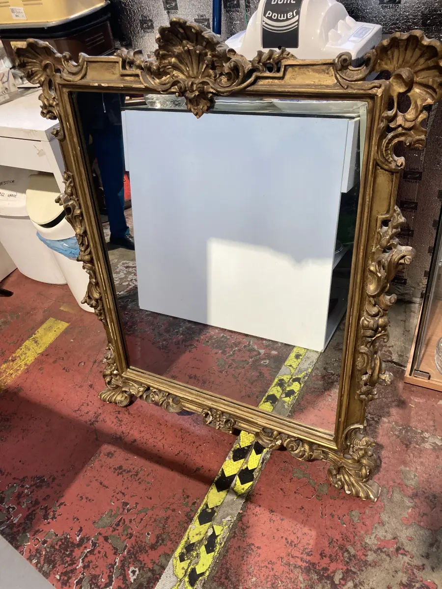 specchio  con cornice lavorata
