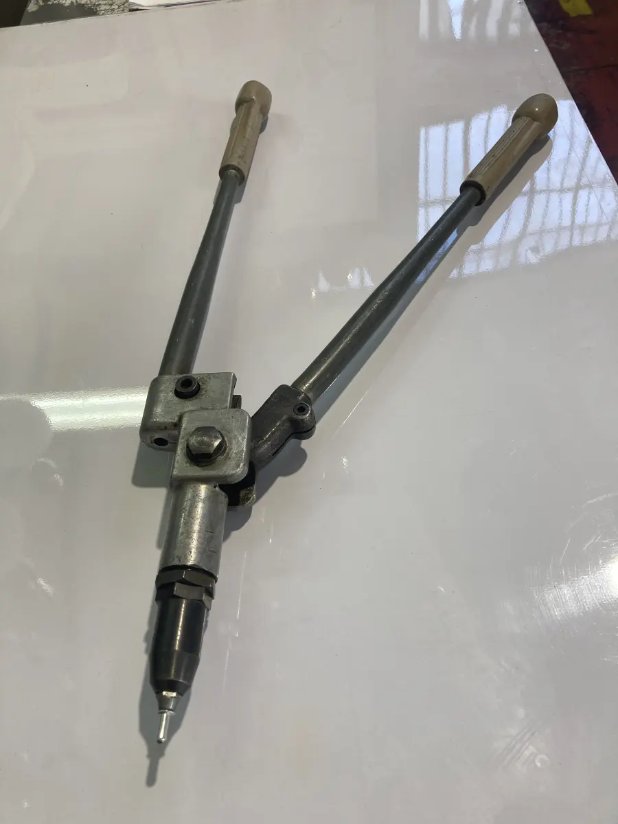 rivettatrice manuale a pinza