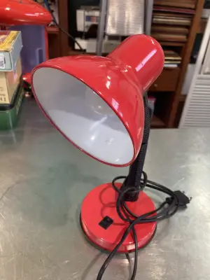 lampada da tavolo rossa