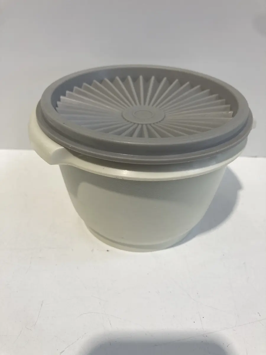 ciotola con coperchio tupperware